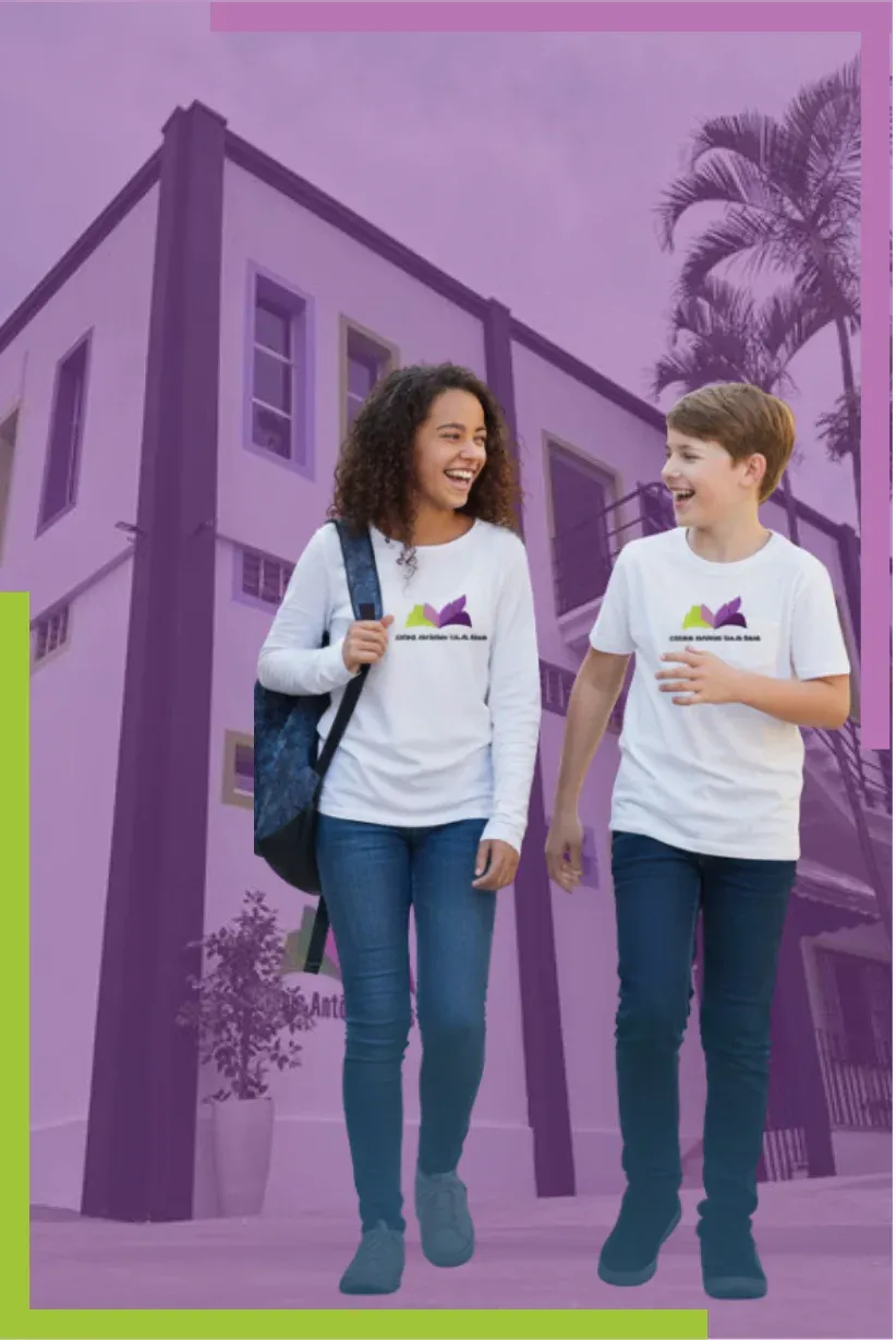 Turma de adolescentes do Ensino Fundamental II (Anos Finais) concentrados durante aula em sala moderna no Colégio Antônio Villas Boas em Osasco.