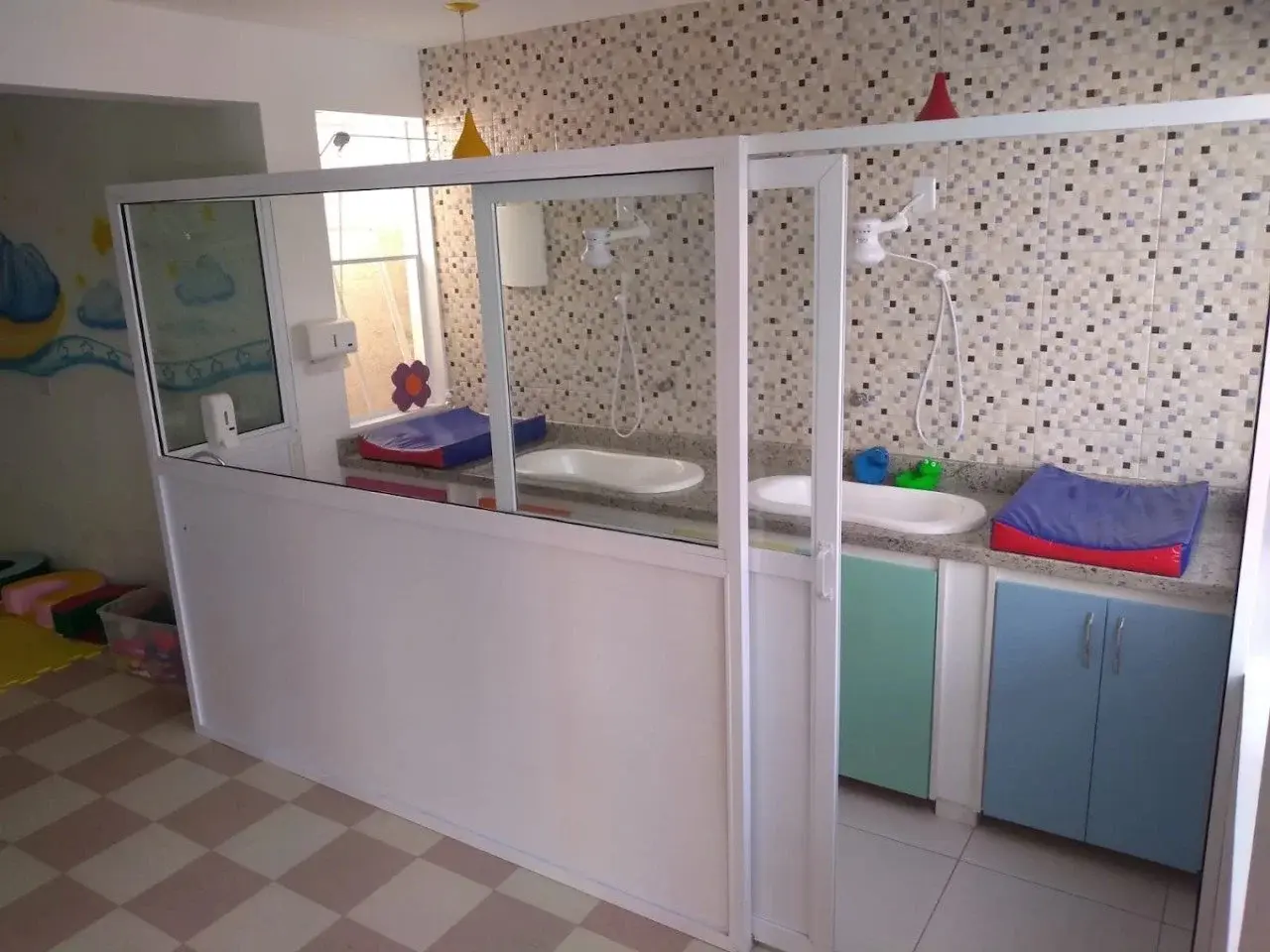 Área de higiene e banho do berçário, moderna e esterilizada, na Unidade Santo Antônio em Osasco.