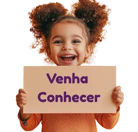 Menina sorrindo segurando uma placa "Venha Conhecer", apontando para as atividades extracurriculares do Colégio Antônio Villas Boas em Osasco.