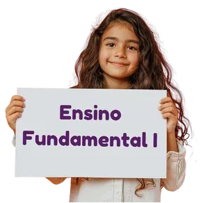 Aluna segurando um cartaz destacando as "Atividades Extracurriculares" oferecidas pelo Colégio AVB em Osasco para o Fundamental I.