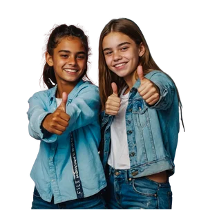 Alunas do Fundamental II sorrindo e dando sinal de positivo, representando a satisfação com as atividades extracurriculares do Colégio AVB.