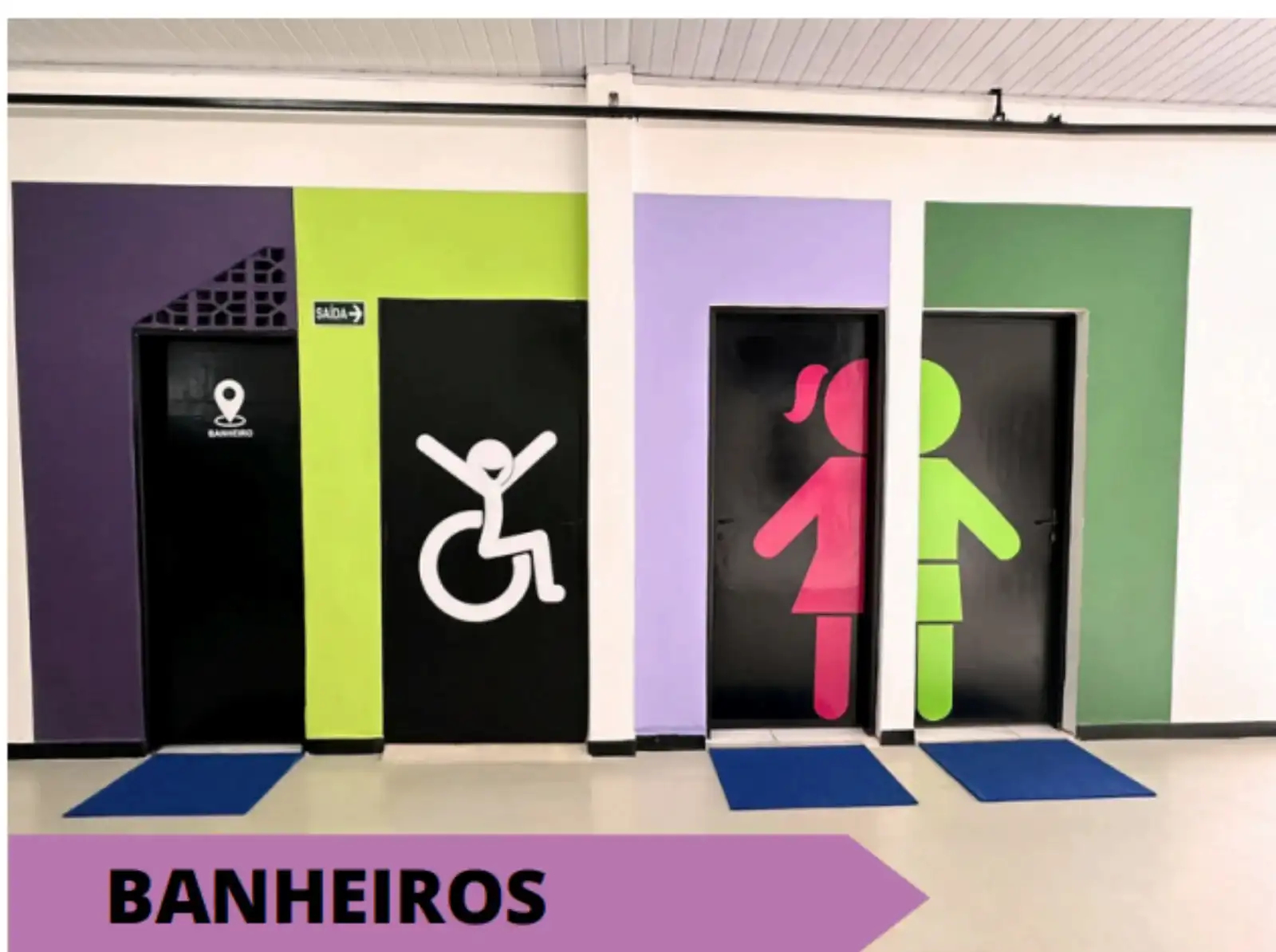 Banheiros higienizados, modernos e adaptados para a autonomia das crianças e acessíveis.