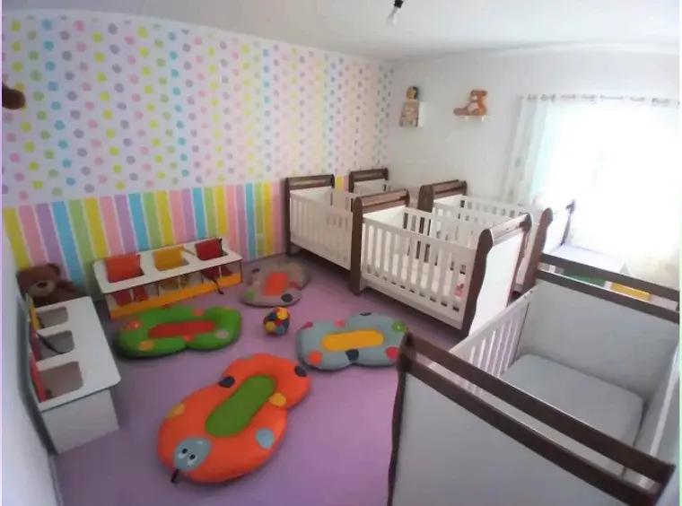 Sala do soninho com berços individuais e organizados no Berçário do Colégio Antônio Villas Boas, Osasco.