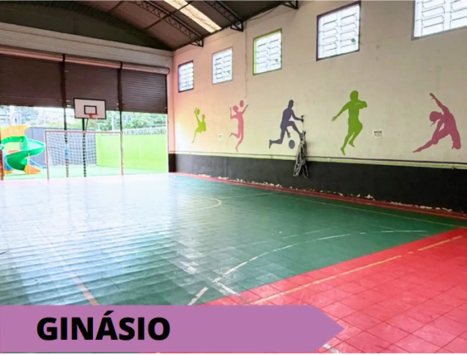 Ginásio coberto para aulas de educação física e jogos lúdicos do Fundamental I.