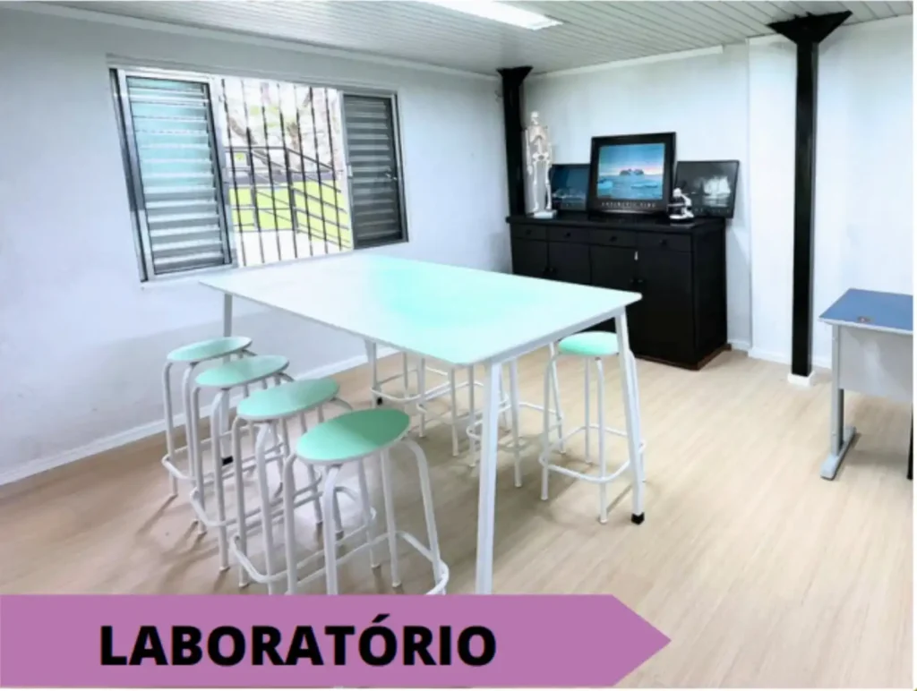 Laboratório de ciências com bancadas para experimentos e esqueleto humano no Colégio Antônio Villas Boas, Osasco.