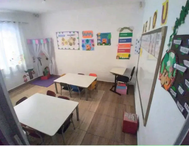 Sala de aula estruturada com carteiras para fase de alfabetização no Colégio Antônio Villas Boas em Osasco.