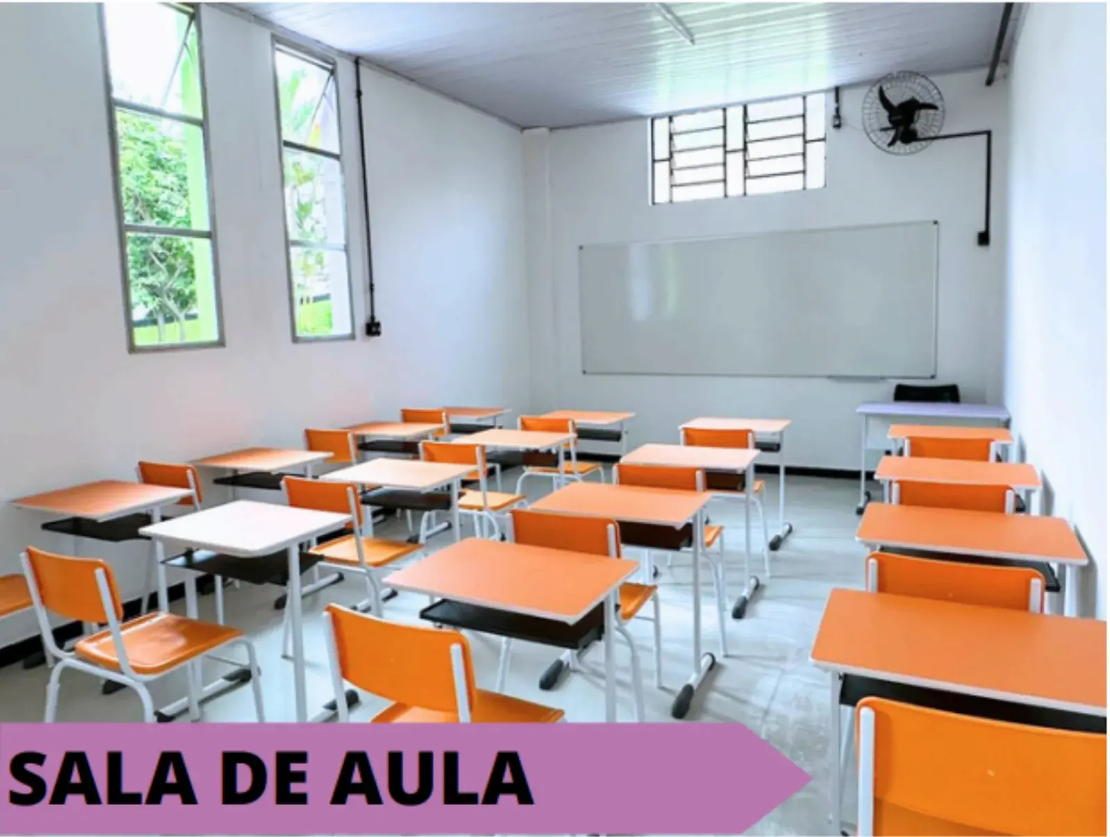 Sala de aula ampla e organizada para turmas de alfabetização do Fundamental I no Colégio AVB.