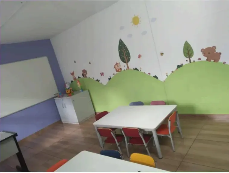 Sala de aula da educação infantil decorada com teto de sol e nuvens no Colégio Antônio Villas Boas em Osasco.