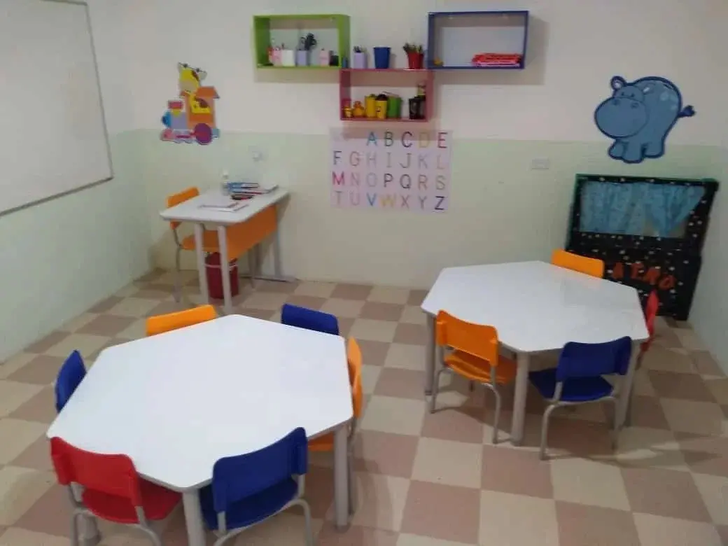 Sala de aula do Maternal com mesas hexagonais para atividades em grupo na Unidade Santo Antônio do Colégio AVB.