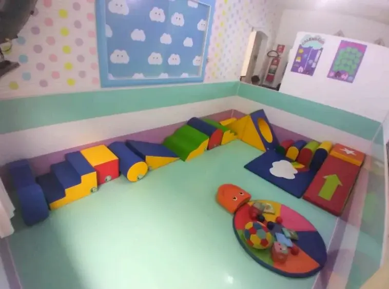 Cantinho de atividades acolchoado com tatames coloridos na Unidade Ayrosa do Colégio Antônio Villas Boas em Osasco.