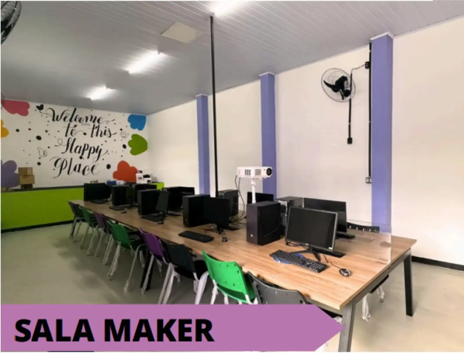 Alunos do Fundamental I na Sala Maker aprendendo robótica introdutória no Colégio AVB Osasco.
