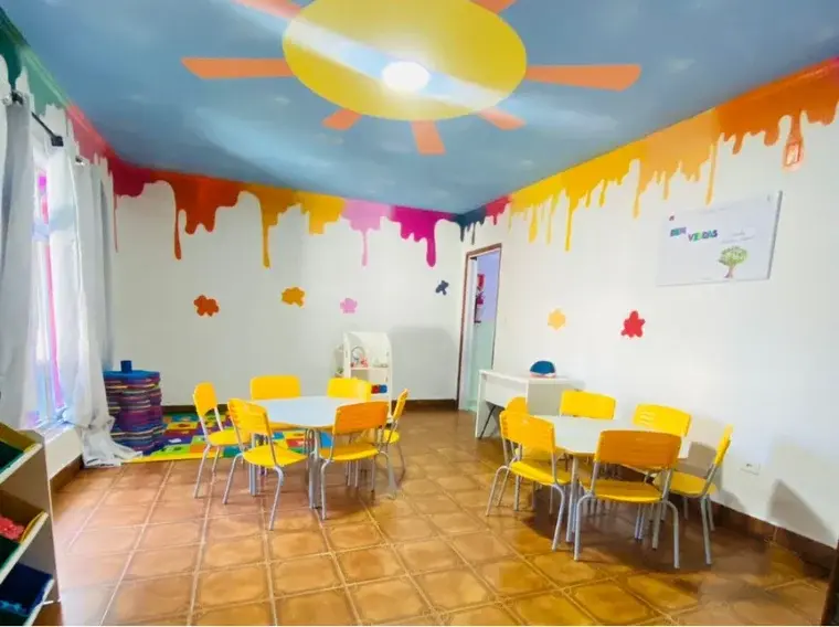 Sala de atividades com decoração de céu e sol no teto, Unidade Ayrosa do Colégio AVB Osasco.